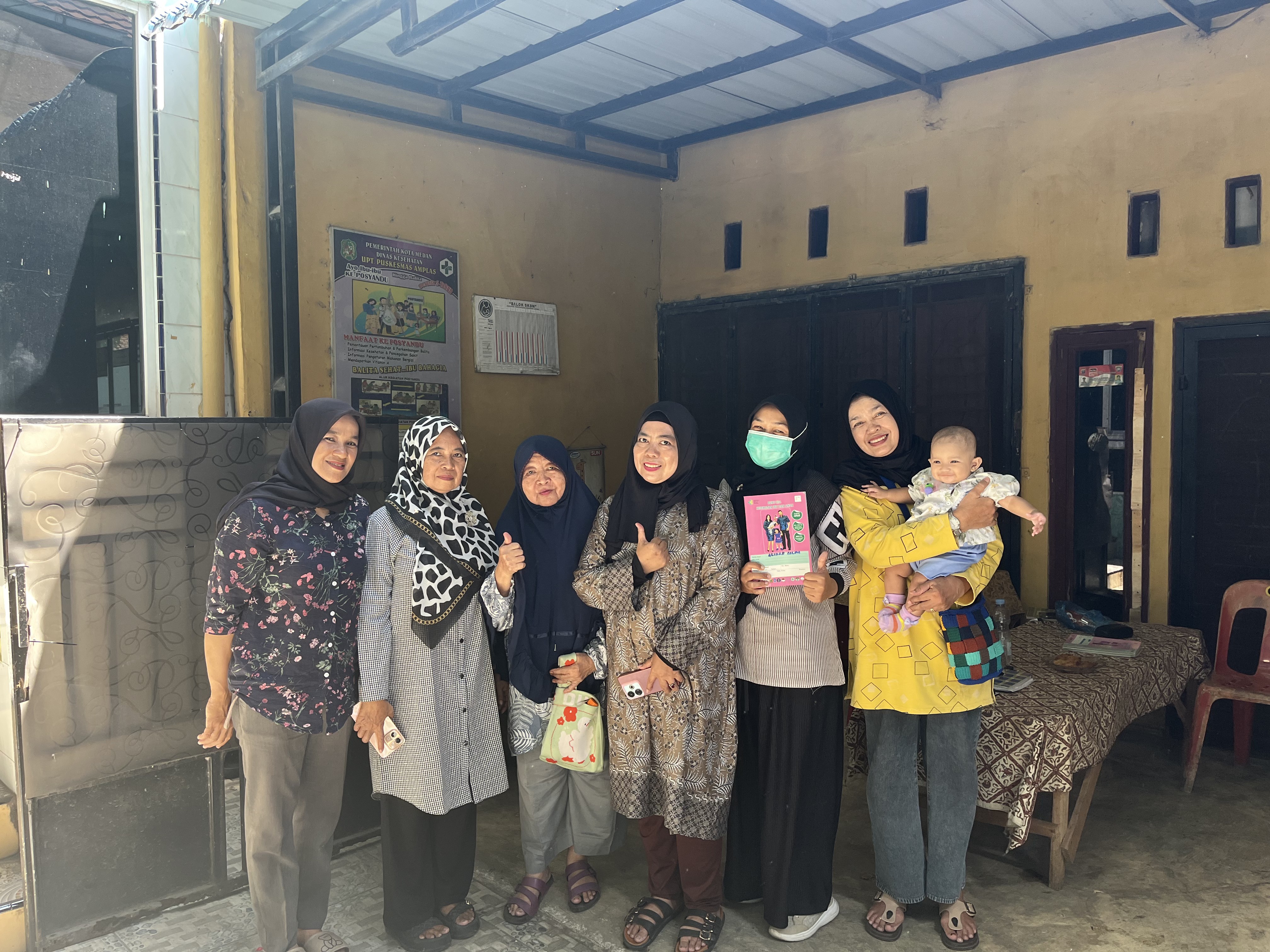 Ibu dan anak di Posyandu Anggrek